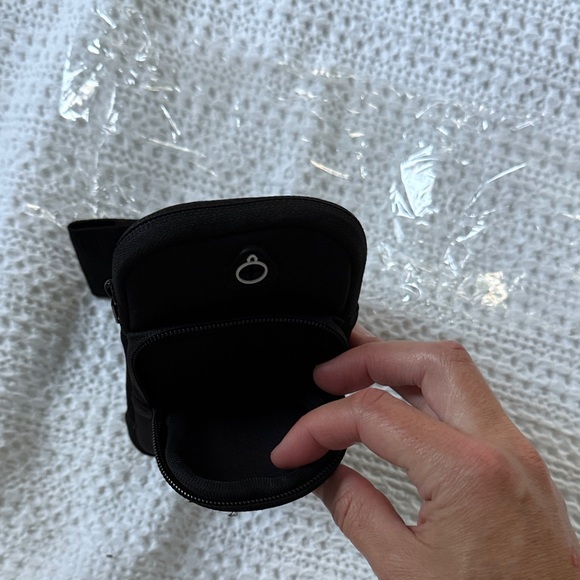 NWOT! Black Arm Pouch with Zipper - Picture 2 of 7
